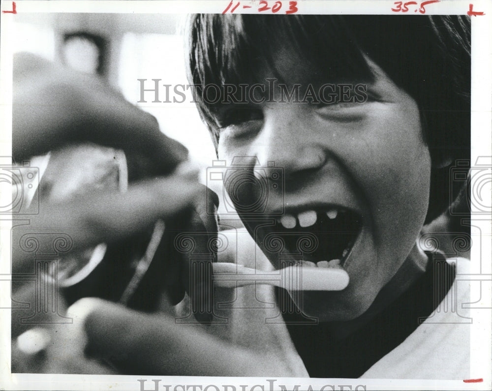 1981 Tony DeCesare and Shelicia Collier Use Mirror To Brush Teeth - Historic Images