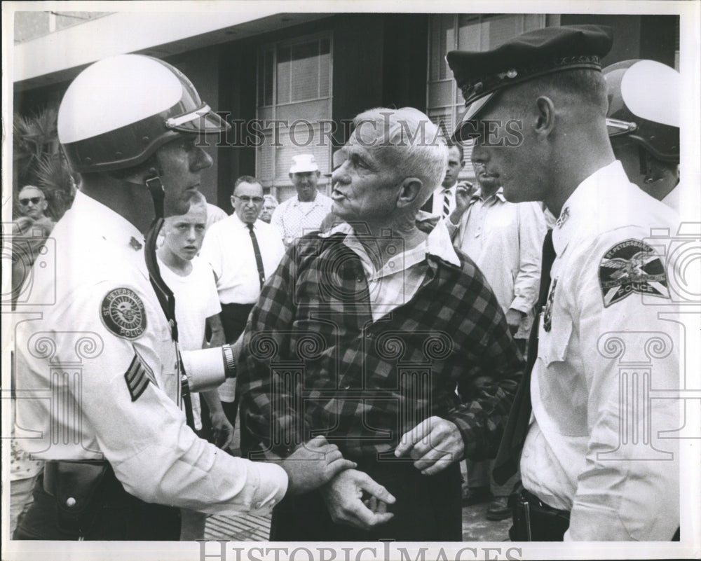 Press Photo police quell Veteran&#39;s Day parade disturbance by Deaver Mendenhall - Historic Images