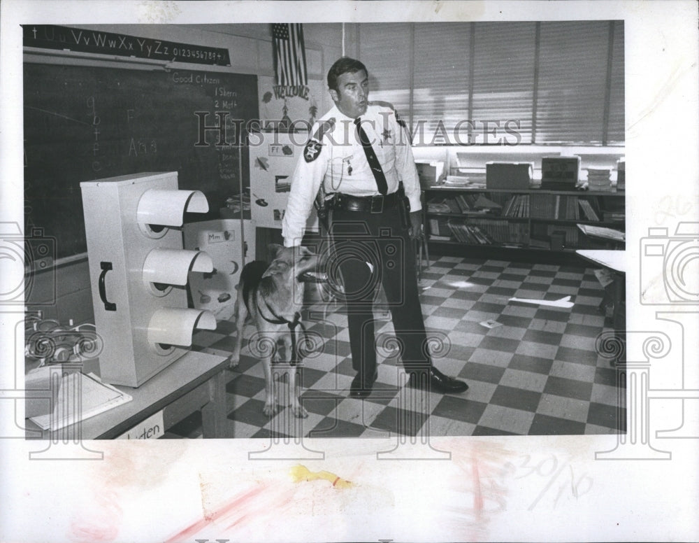 1973 Police teach graders about traffic light.  - Historic Images