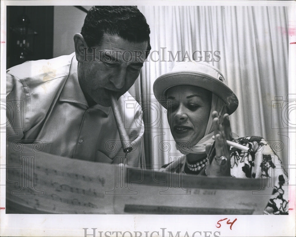 Press Photo Man and woman looking at sheet music - Historic Images