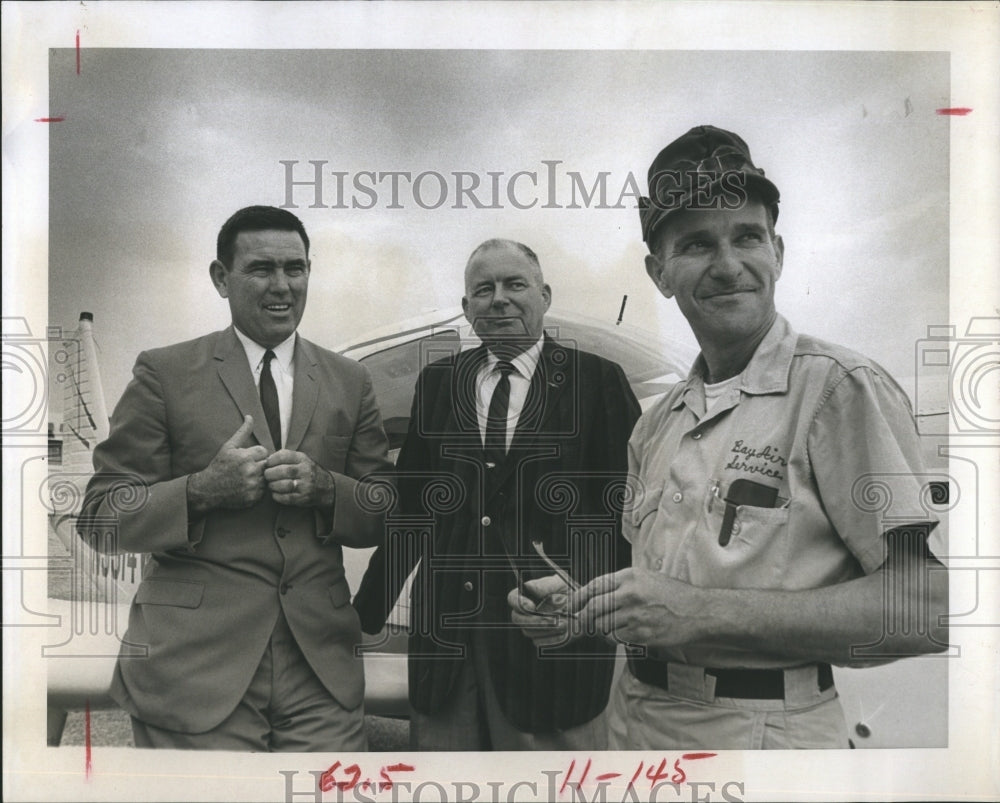 1968 Joseph Mills, James Chesson & Louis O'Bourke Cuban refugee - Historic Images