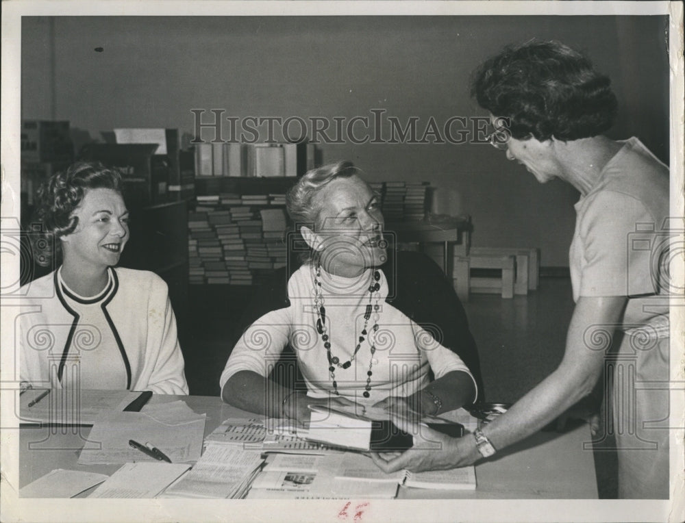1961 Press Photo Friends of Library officers discuss program. - RSH77627 - Historic Images