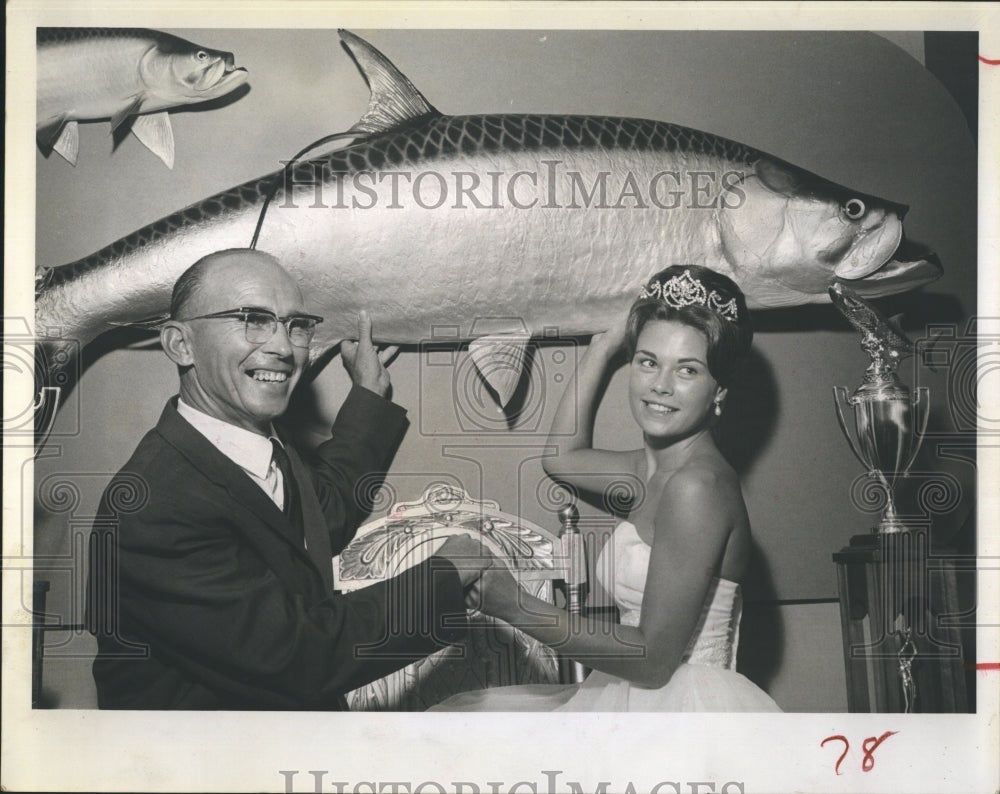 1963 Jake Sewell Sheri Mears In Front Of Fish - Historic Images