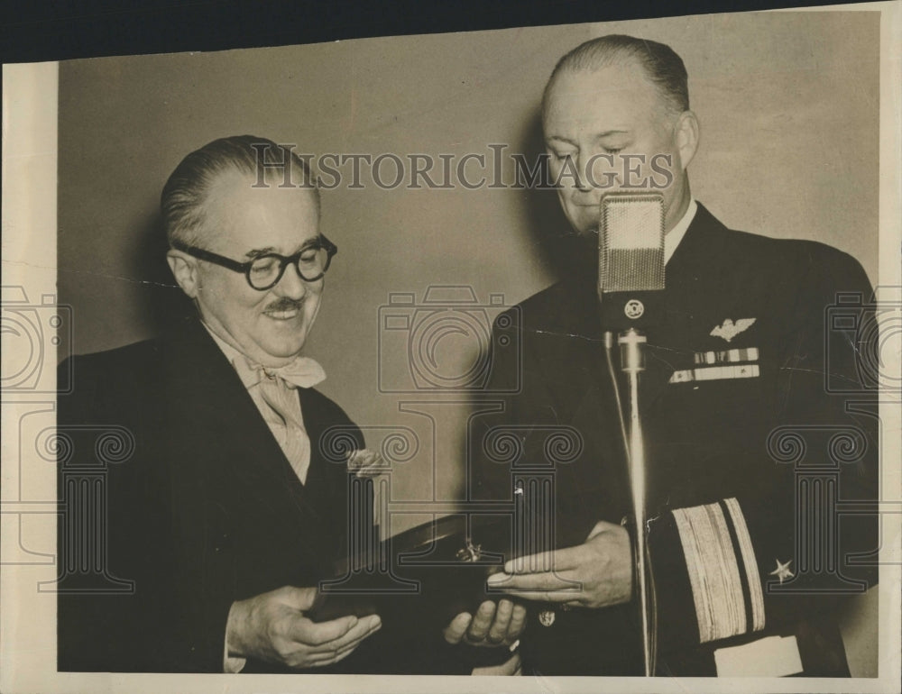 1944 Charles Rosendahl presents Roy Howard an aviation award. - Historic Images