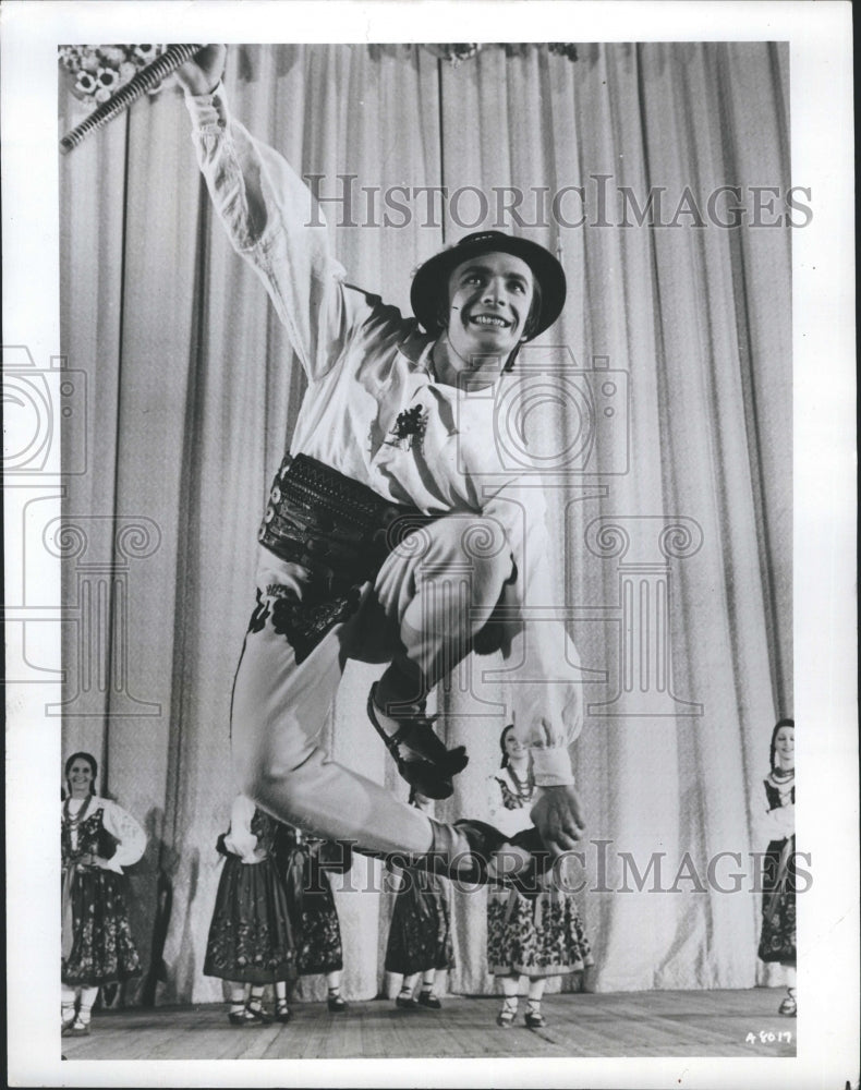 1985 man performing Mazowsze, a Polish folk dance - Historic Images