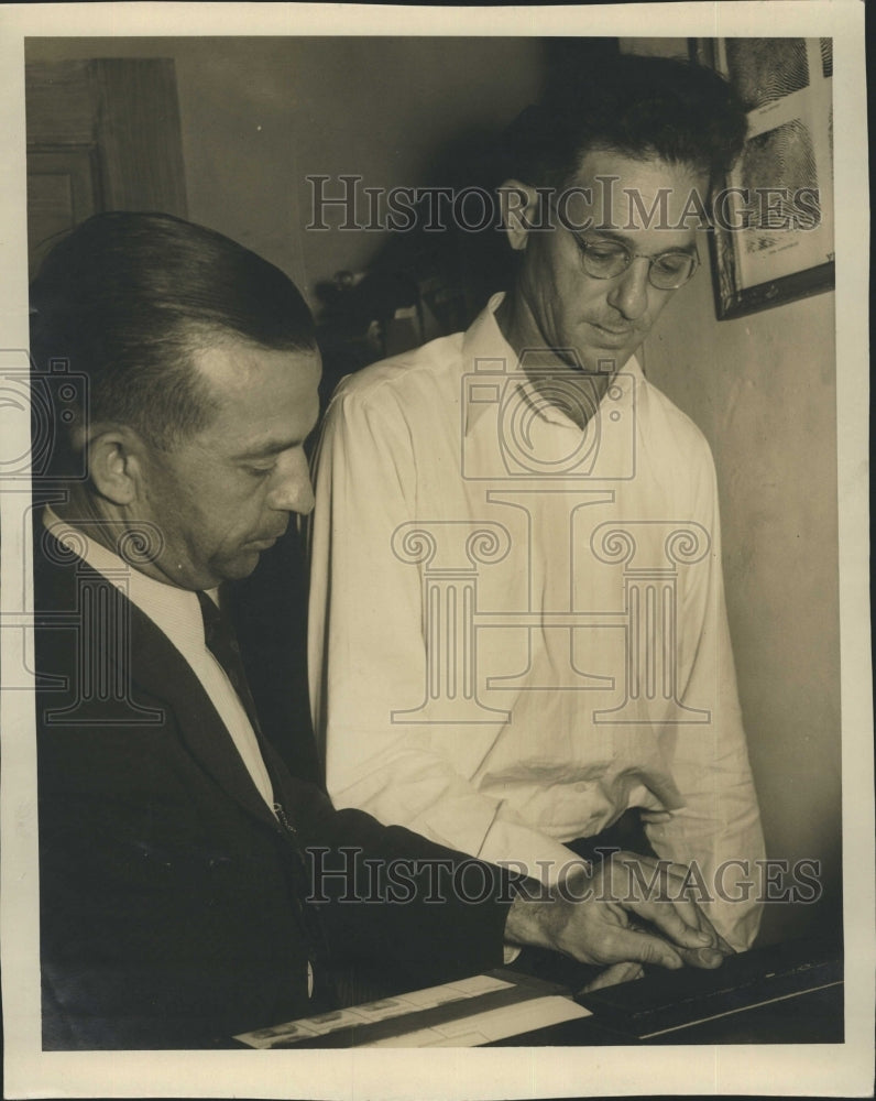 Press Photo Preston Nall Fingerprinted By Ike Mitchell At Police Station - Historic Images