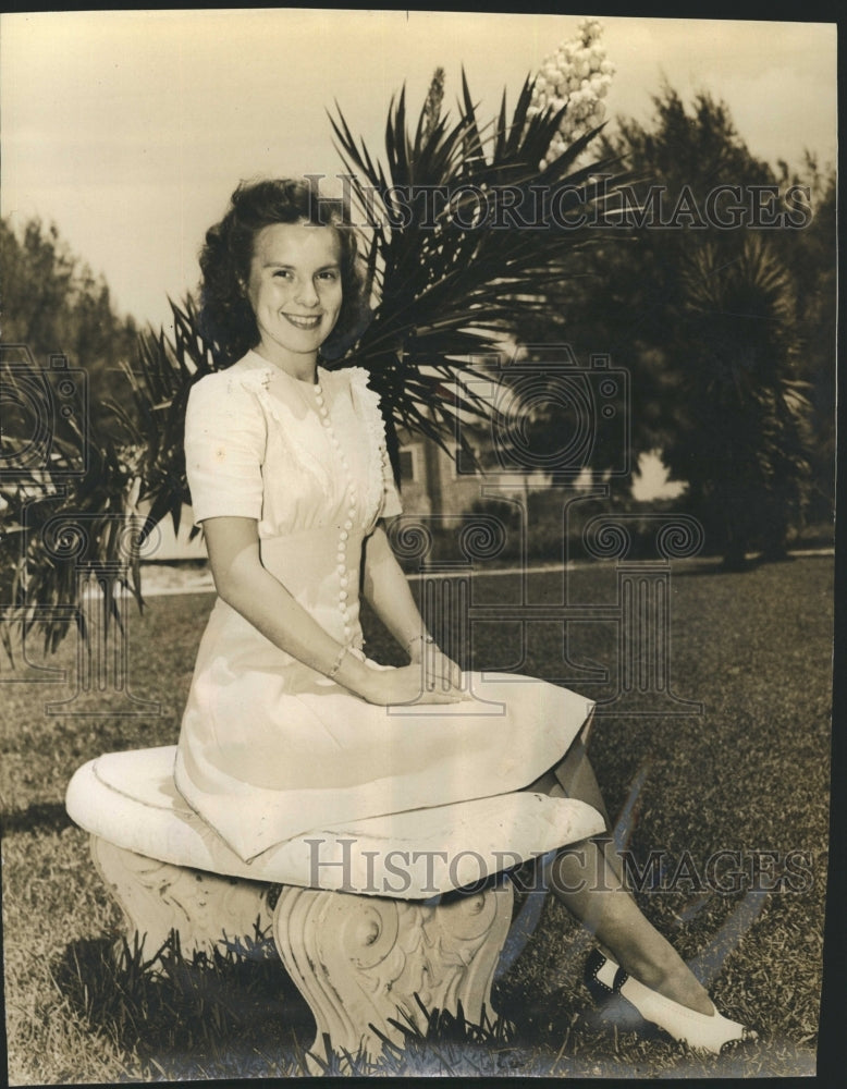 Press Photo Beach Wear At Sunshine Beach with Miss Edna Zuber - Historic Images