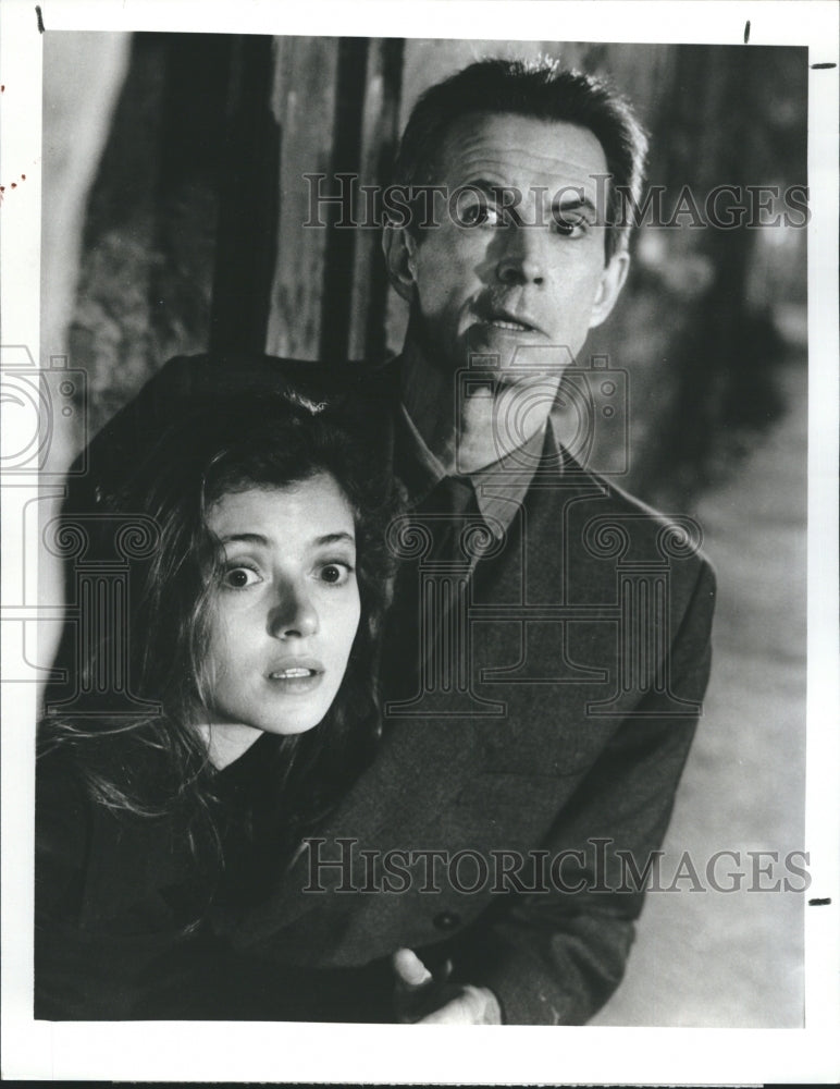 1990 Press Photo Actor Tony Perkins & Mia Sara in "Daughter of Darkness" CBS TV - Historic Images