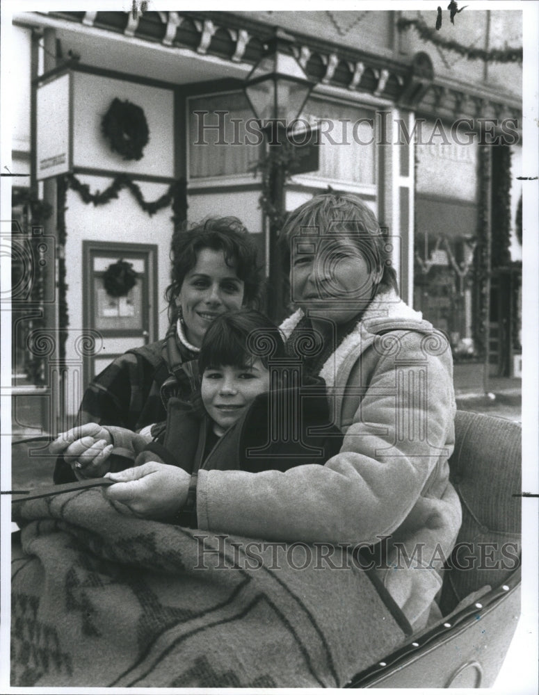 1989 Press Photo "Christmas Gift" TV Cast - Historic Images