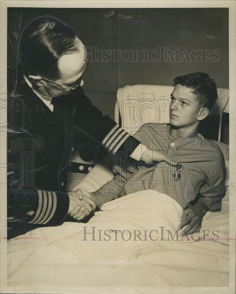 1951 Young Hero Van Hite Thompson awarded a Purple Heart. - Historic Images