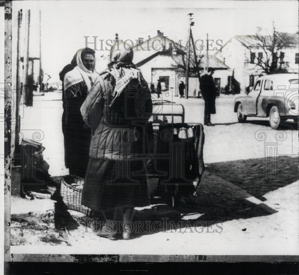 Press Photo Women stand with a cart next to the street - Historic Images