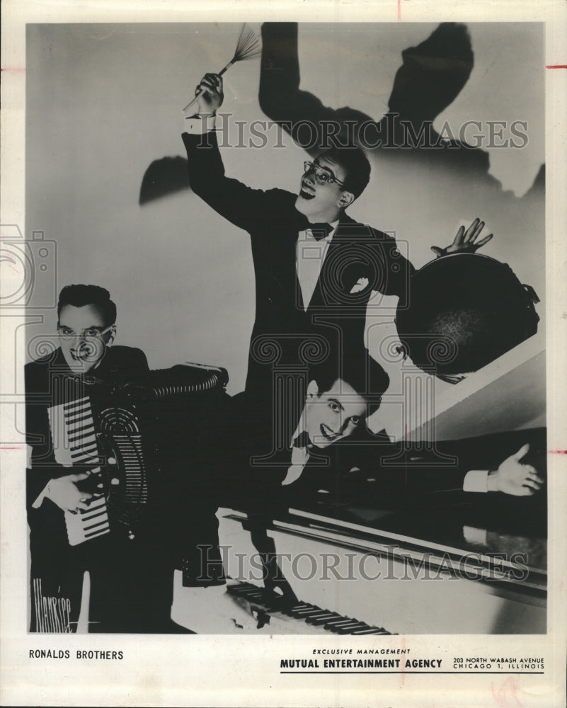 1958 Musical group the Ronald Brothers play at Davy Jones Locker - Historic Images