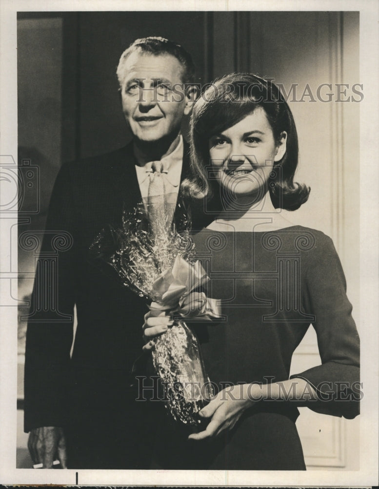 Press Photo Ralph Bellamy & Shelly Farbares in "The Eleventh Hour" - Historic Images
