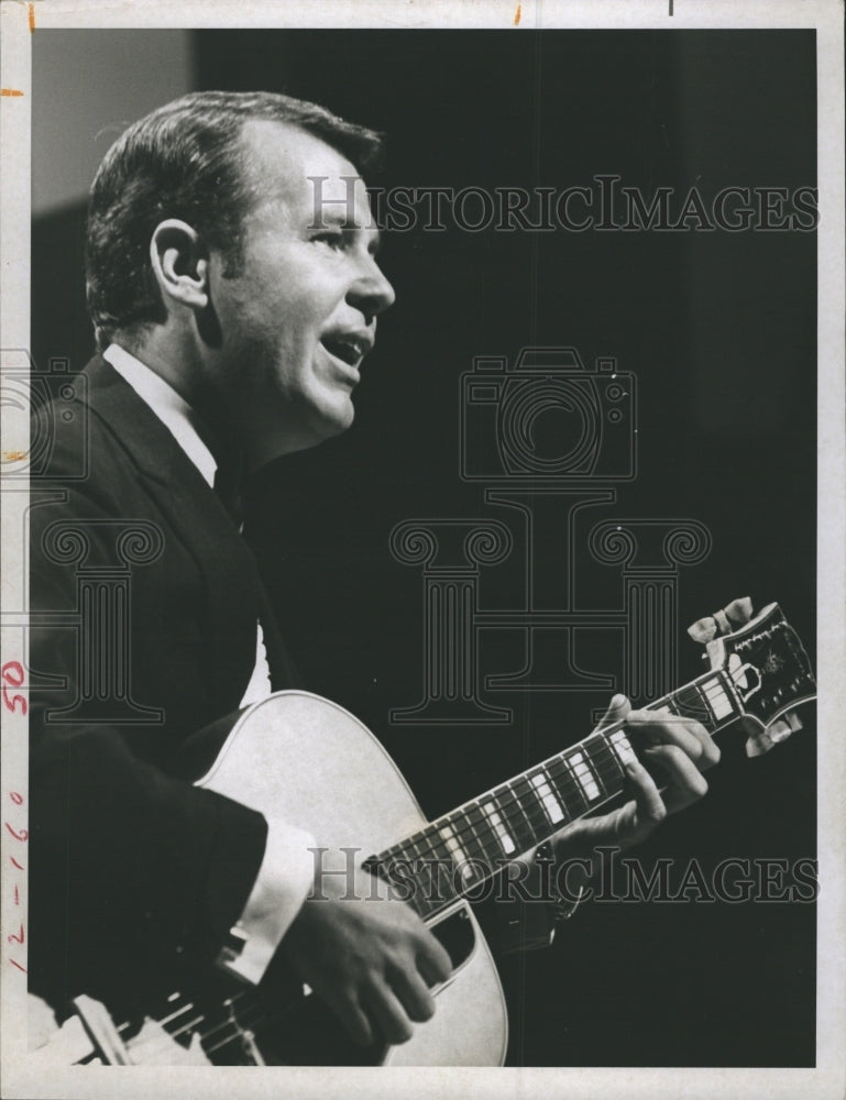 Press Photo Musician Eddie Hazell performs at &quot;The Kraft Music Hall&quot; - Historic Images