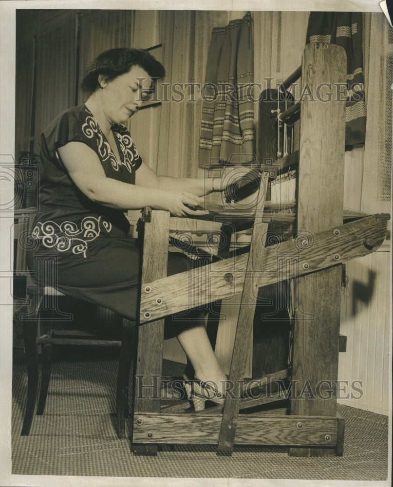 1950 Mrs. M. M Wetzel weaves at a loom - Historic Images