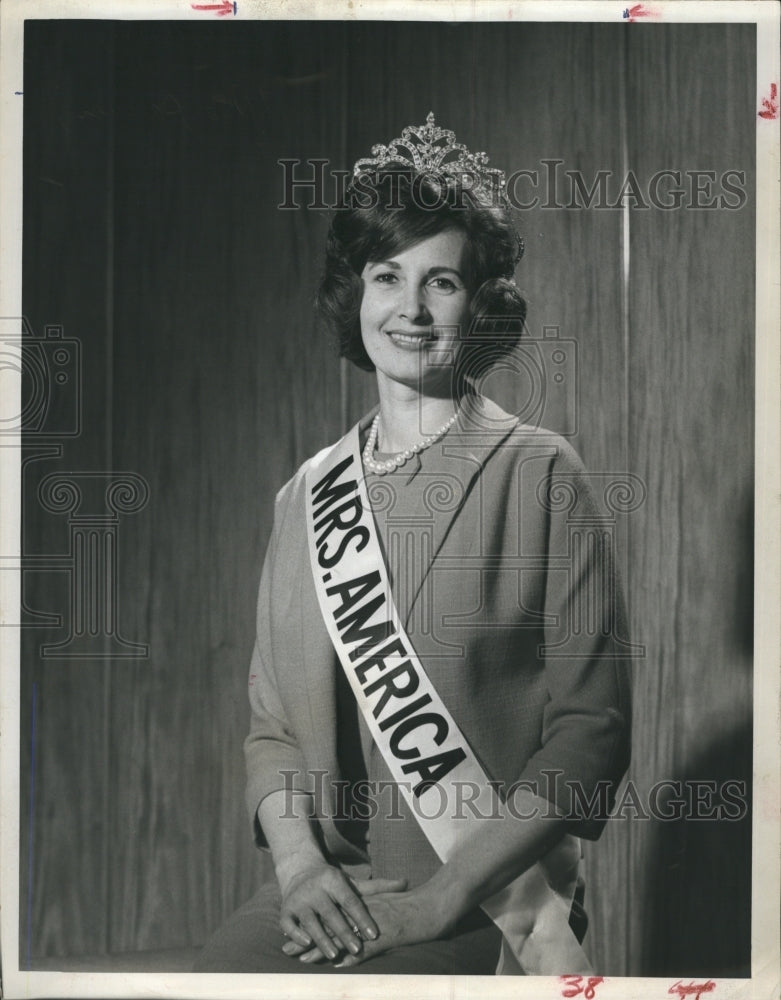 1963 1963 Mrs America Beauty Pageant Winner Marilyn Mitchell - Historic Images