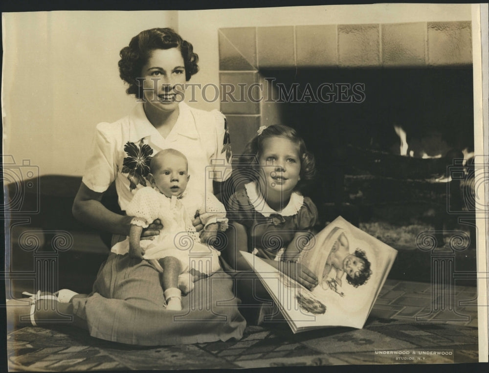 1943 Mrs, L.L. Wheeler and two Children, - Historic Images