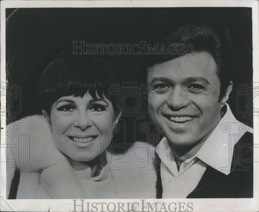 1977 Eydie Gorme hosts "The Kraft Music Hall" with Steve Lawrence - Historic Images