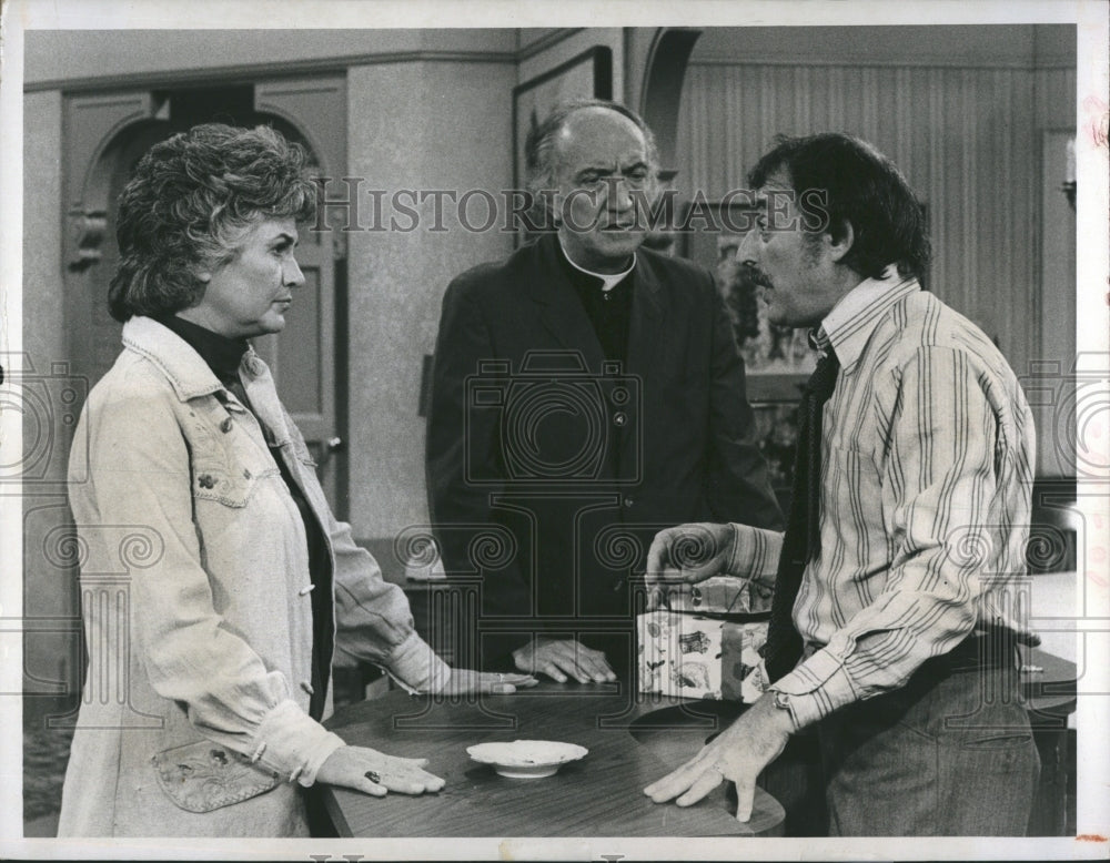 1974 Actress Beatrice Arthur and Actors John Hefferman and Bill Macy - Historic Images