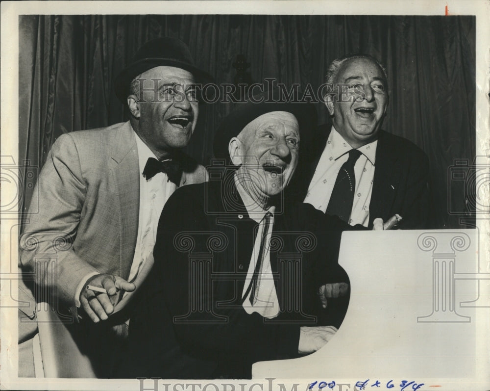 1974 Singer Harry Harris with partner Jimmy Durante & Eddie Jackson. - Historic Images