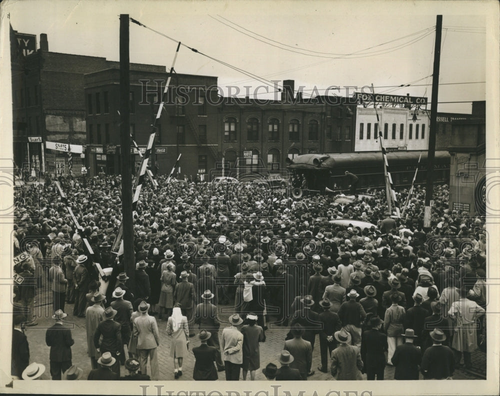 1944 President Candidate Governor Thomas Dewey Campaign Stop - Historic Images