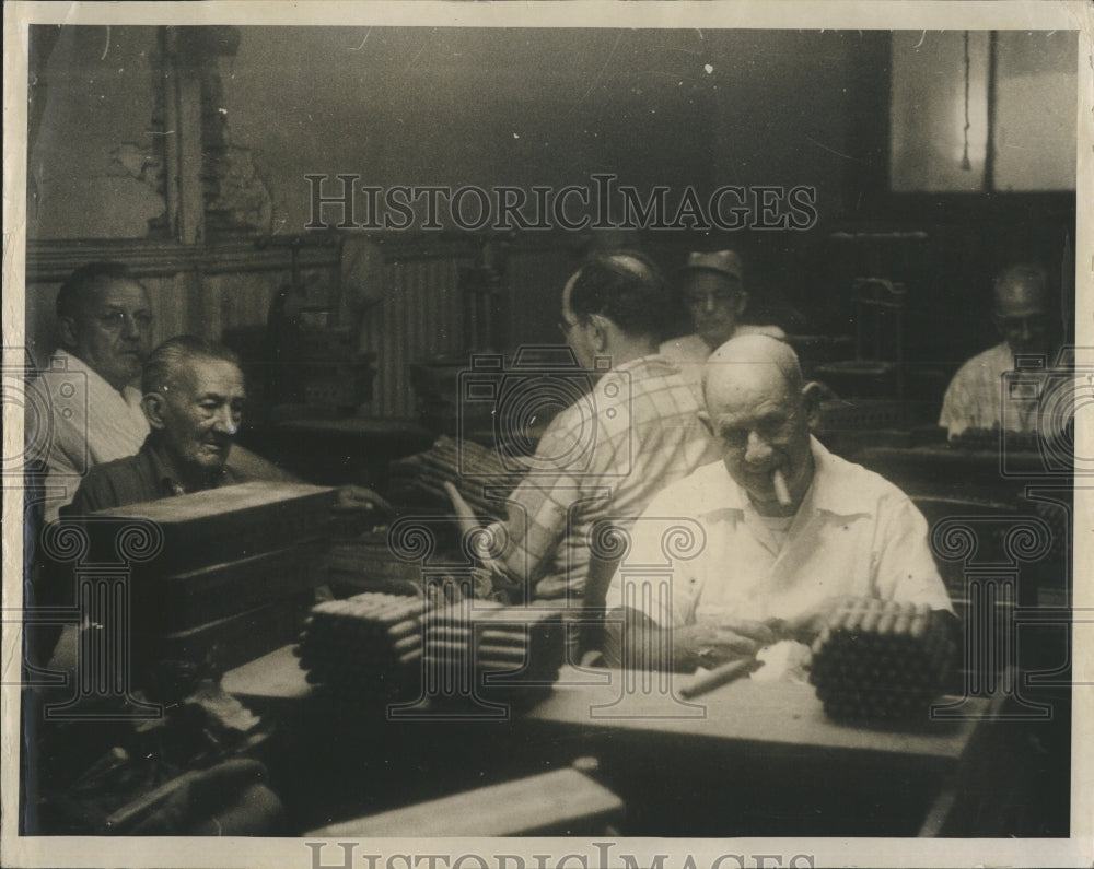 Press Photo Workers Make Cigars In Factory In Tampa Florida - Historic Images