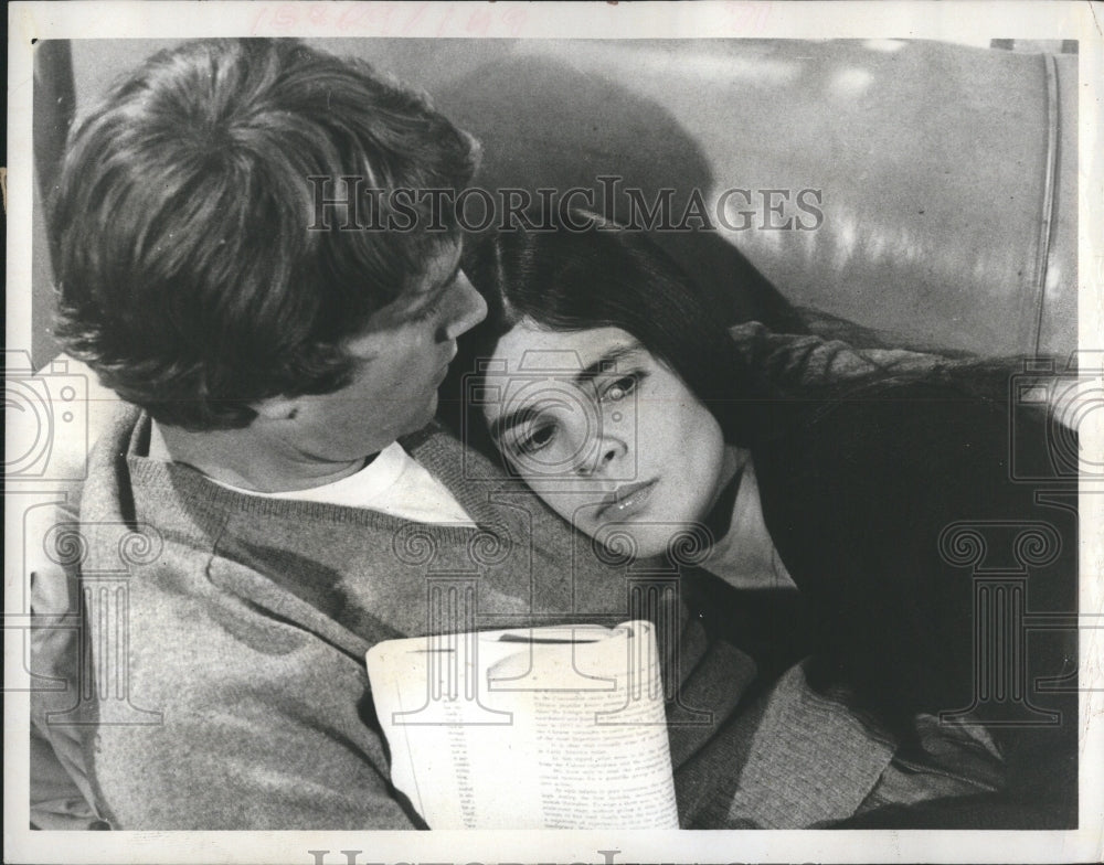 1972 Ali McGraw and Ryan O&#39;Neal on &quot;Love Story&quot; - Historic Images