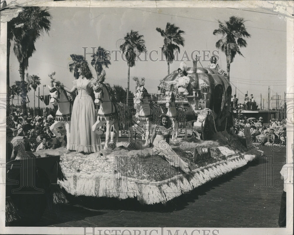 Press Photo Cinderella Parade Float, Disney - Historic Images