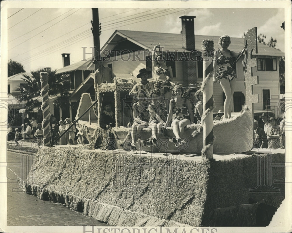 Press Photo Women Ride Parade Float at Florida State Fair - Historic Images