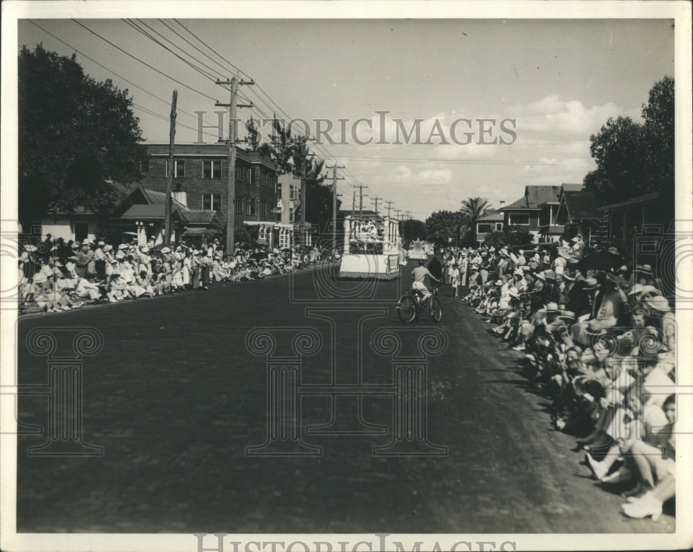 Press Photo People Line Up To Watch Festival - Historic Images