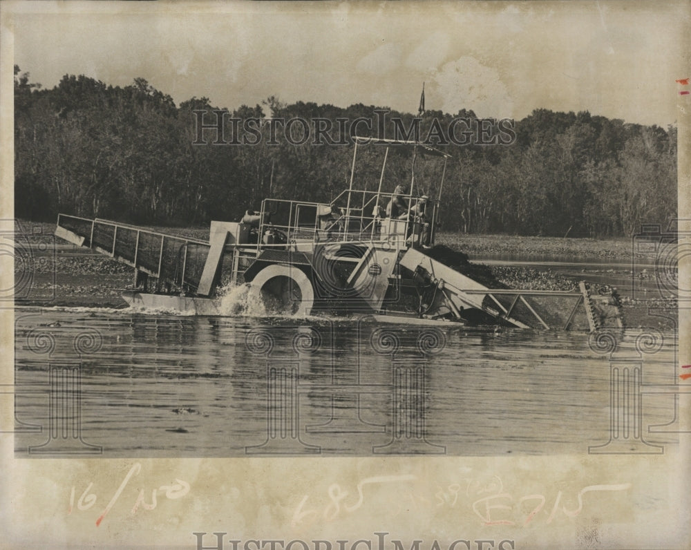 1978 The weed harvester at work on the Withlachoochee. - Historic Images