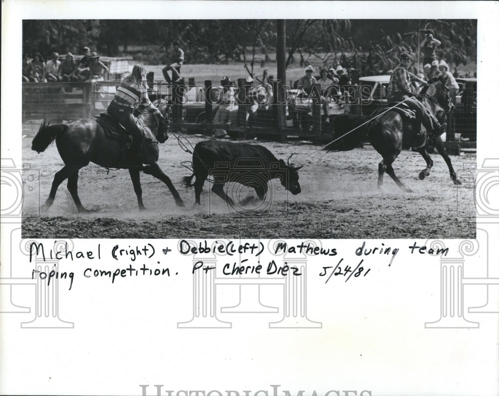 1981 Debbie &amp; Michael Mathews team roping competition. - Historic Images