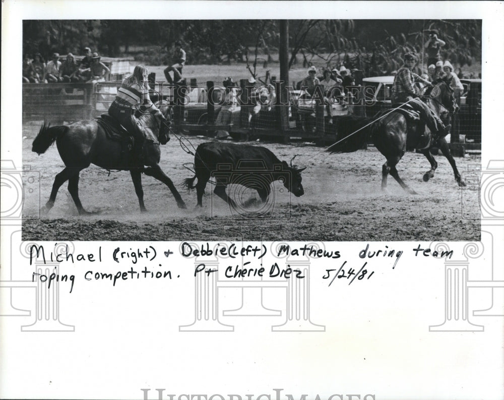1981 Debbie & Michael Mathews team roping competition. - Historic Images