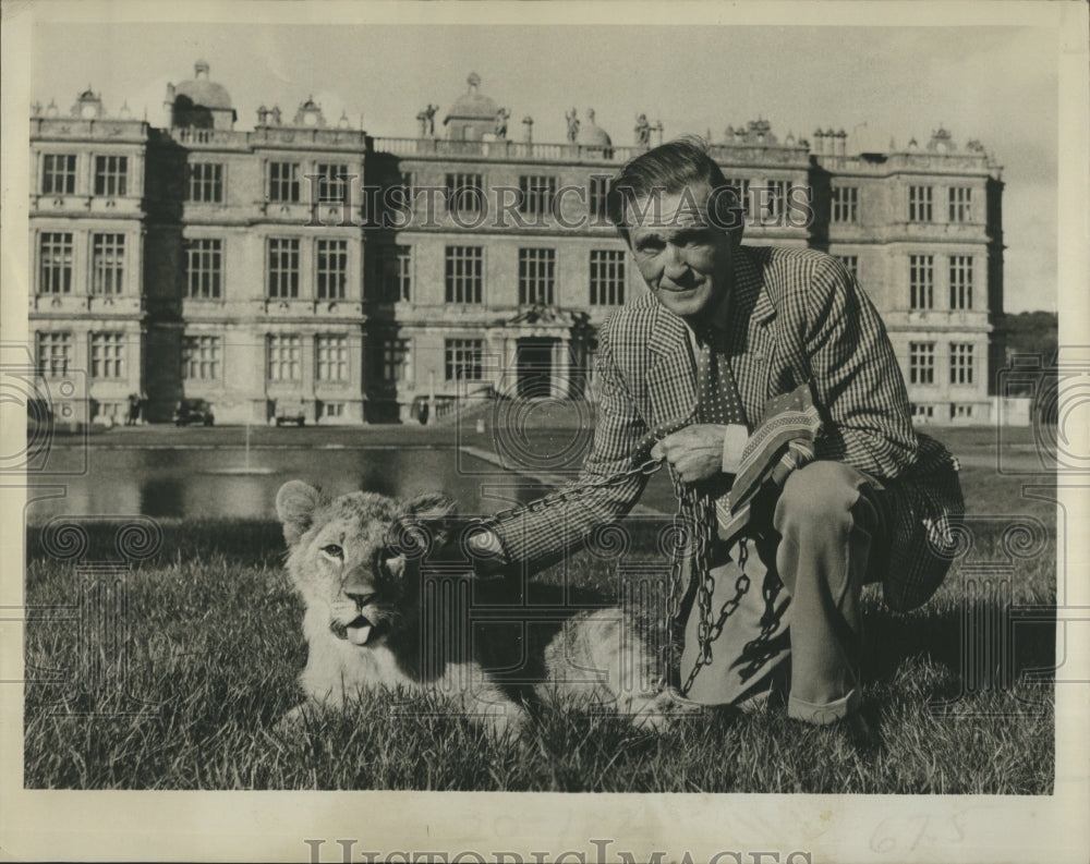 1967 Lord Bath posing with lion in Longleat Manor - Historic Images