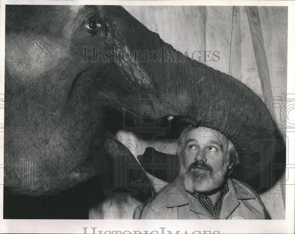 1985 Press Photo Phil Schacht, elephant trainer & owner with Dondi - Historic Images