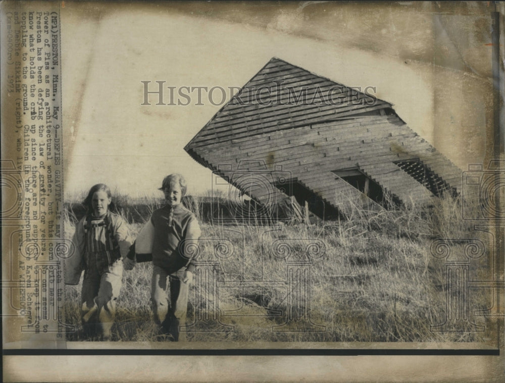 1973 Corn Crib near Preston stands with no support - Historic Images