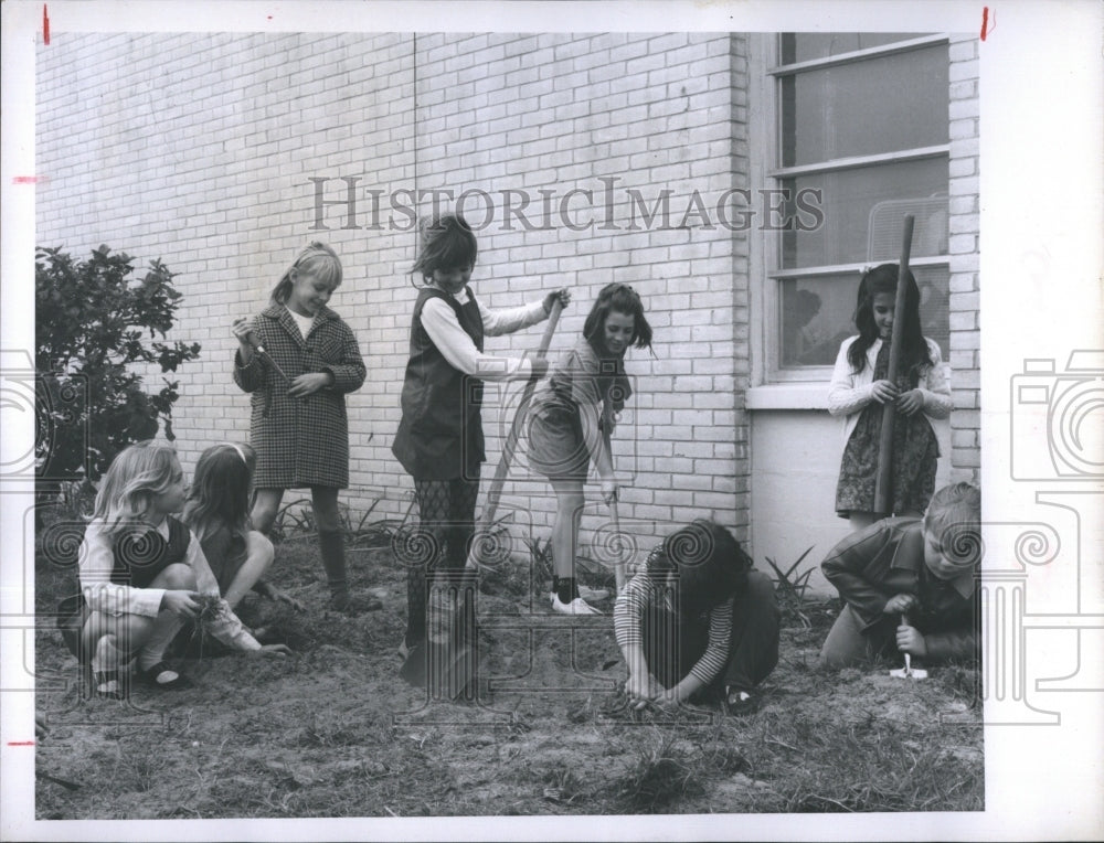 1969 Girl scout brownies participate in service project - Historic Images