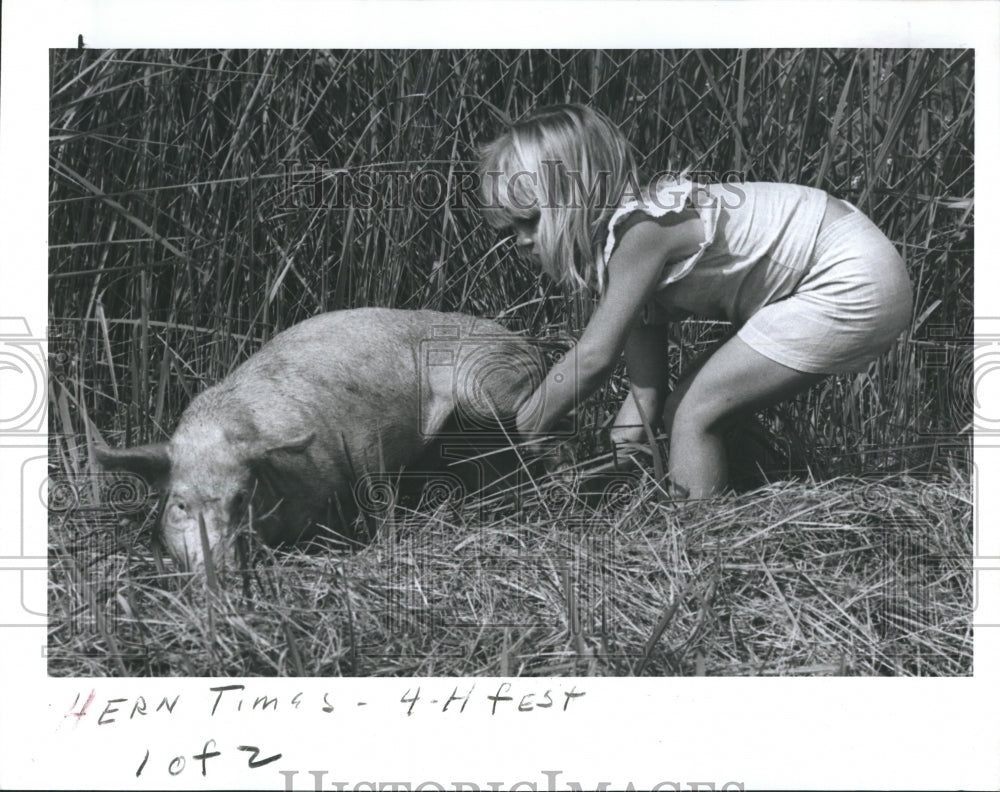 1989 Press Photo Miracle Wing of Brooksville and Greased Pig at Octoberfest - Historic Images