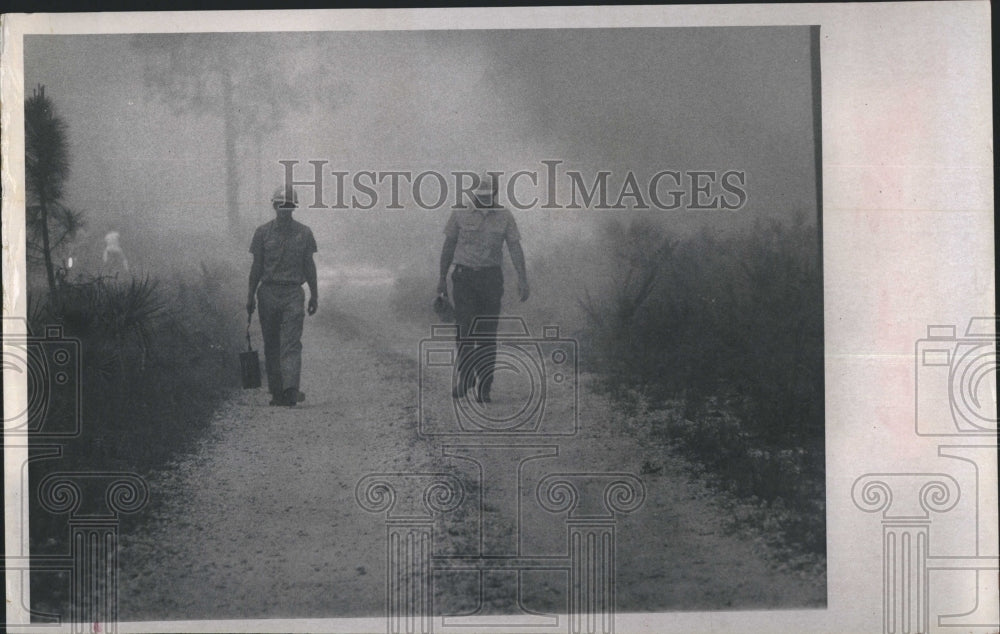 1971 Press Photo Weary fire fighters walk back to tracks - Historic Images