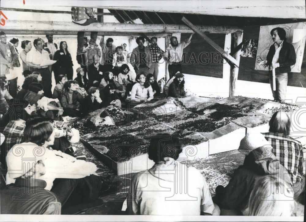 1977 Designer Chris Canfield meets with residents of Cerro Gordo - Historic Images