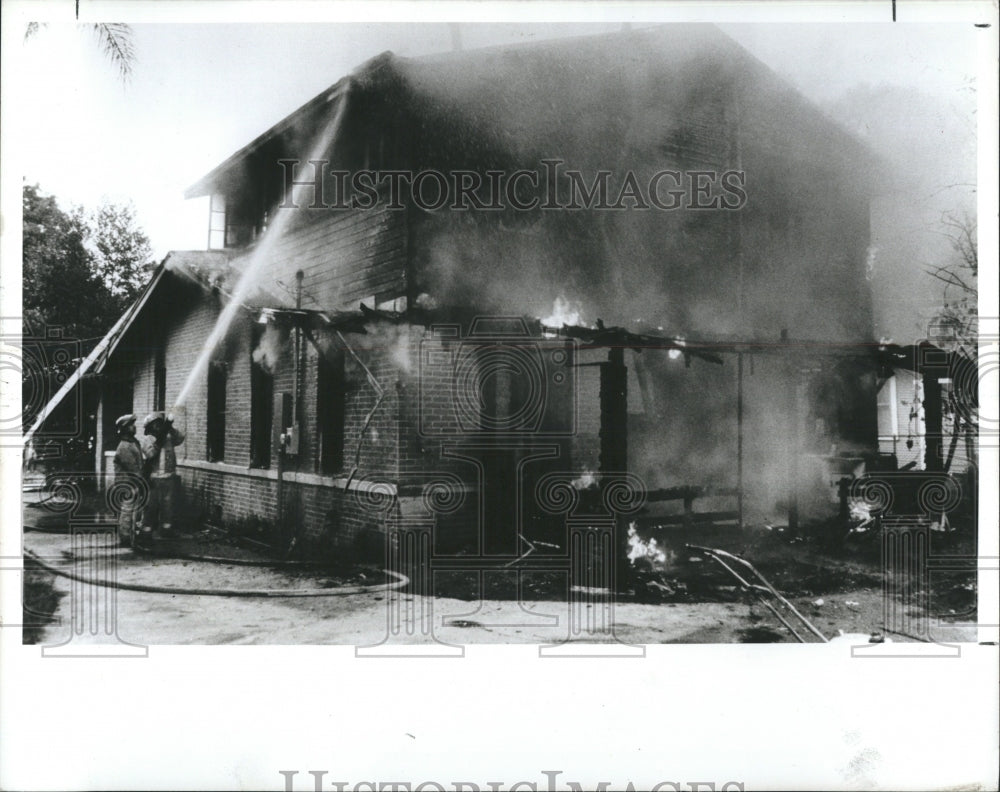 1988 Press Photo Fire Destroy a two-story north Tampa at Florida Avenue. - Historic Images