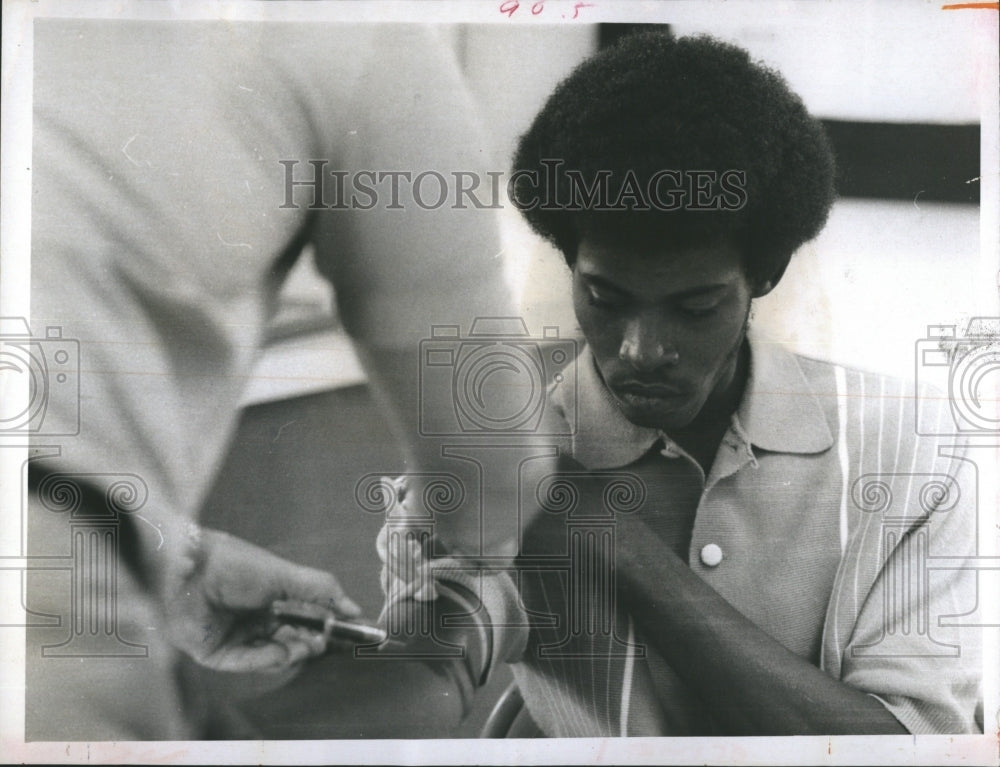 1969 Health team administers free physical exams to poor. - Historic Images