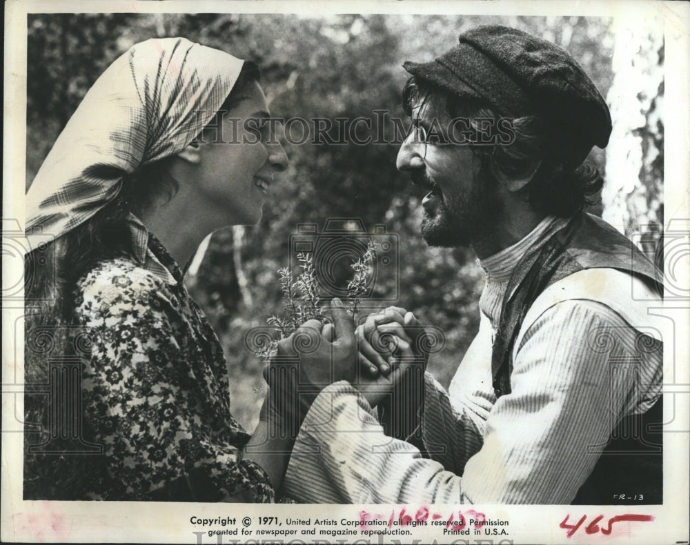 1972 Leonard Frey Rosalind Harris Film "Fiddler On The Roof" - Historic Images