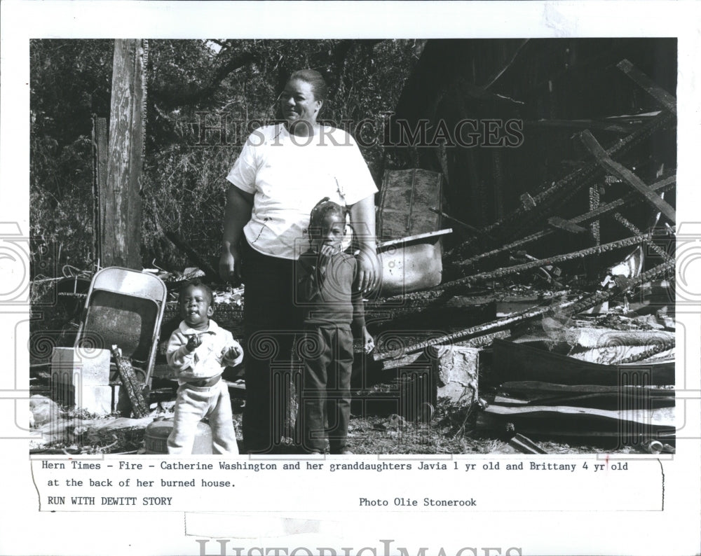 1990 Press Photo House Fire Catherine Washington Granddaughters - Historic Images