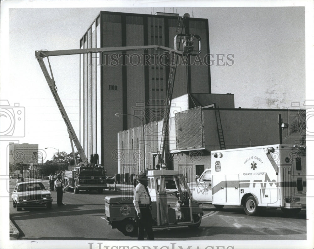 1984 Acetylene torch sets sign and Barnett Bank on fire - Historic Images