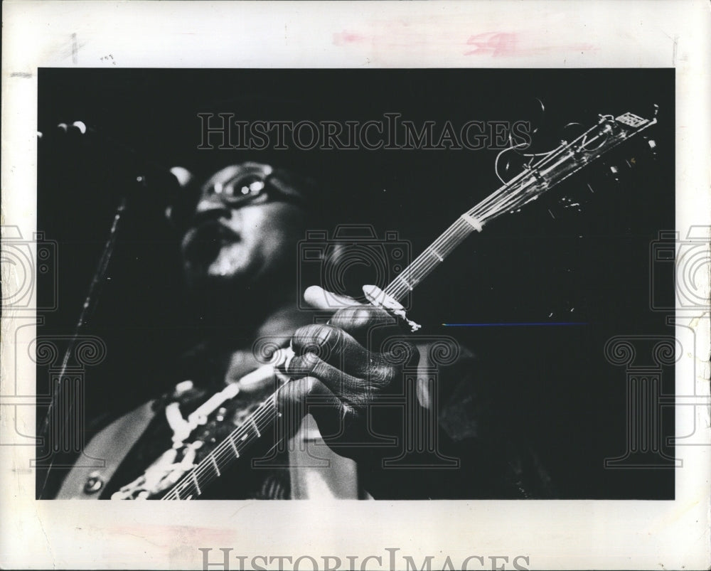 Press Photo Musician playing a guitar - Historic Images