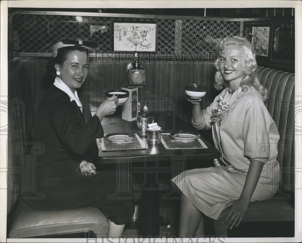 Press Photo Alice Thomas with her companion Mrs.Kathleen Galvin - Historic Images