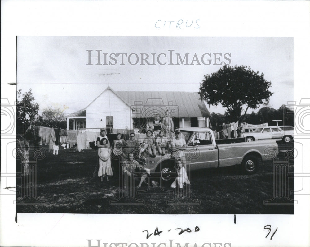 1982 Citrus picker "Fast Eddie" Pierce with family in Dunedin home - Historic Images