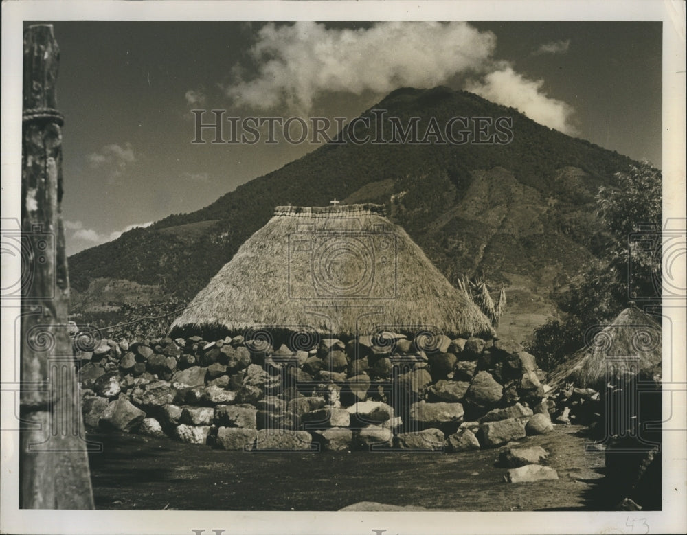 Press Photo Native Huts Nesled Alongside Lake Atitlan In Guatemala - Historic Images