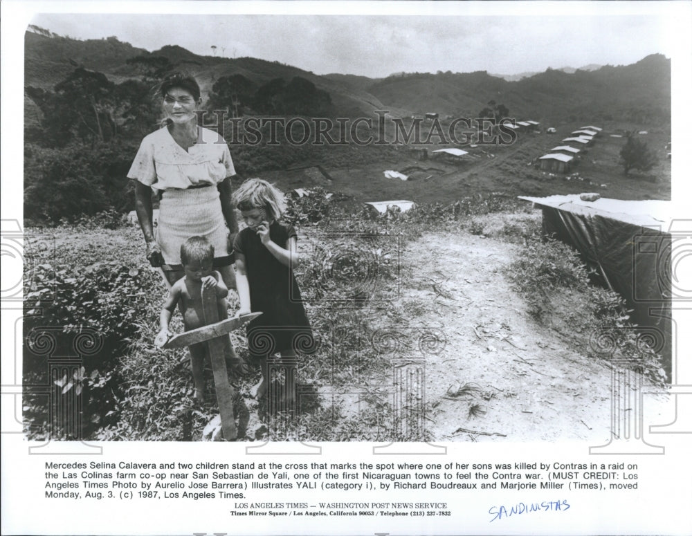 1987 Press Photo Mercedes Selina and two children stand at cross. - Historic Images